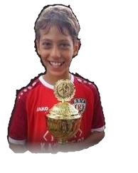 Ömer mit einem Pokal im Spielerporträt von Kehrer Performance, SSV Reutlingen